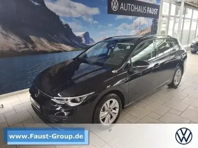 Gebraucht VW Golf VIII Life 131 PS (96 kW) 2023 Schwarz perleffekt Kombi