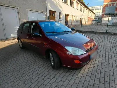 Gebraucht Ford Focus 90 PS (66 kW) 2001 Rot Kleinwagen