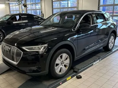 Używany Audi e-tron Comfort 230 kW (313 KM) 2022 Czarny SUV