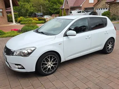 Gebraucht Kia Ceed Attract 90 PS (66 kW) 2011 Weiß Kleinwagen