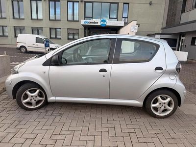 Gebraucht Toyota Aygo 68 PS (50 kW) 2011 Silber Kleinwagen
