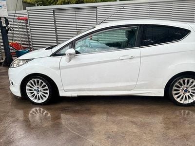 Gebraucht Ford Fiesta Titanium 95 PS (69 kW) 2010 Weiß Kleinwagen