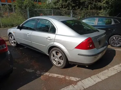 Gebraucht Ford Mondeo Ghia 125 PS (91 kW) 2001 Silber Limousine