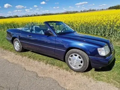 Gebraucht Mercedes E200 136 PS (100 kW) 1996 Blau Cabrio