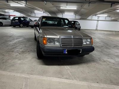 Gebraucht Mercedes E230 132 PS (97 kW) 1986 Beige Limousine