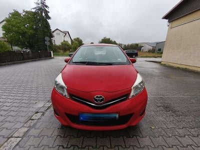 Gebraucht Toyota Yaris Life 90 PS (66 kW) 2012 Rot Limousine