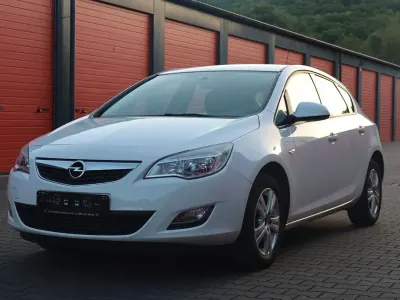 Gebraucht Opel Astra Selection 87 PS (63 kW) 2011 Weiß Limousine