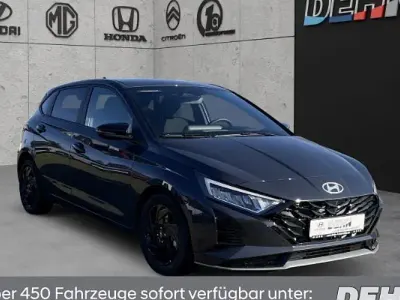 Neu Hyundai i20 Blackline 90 PS (66 kW) 2026 Grau Kleinwagen