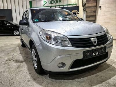Grau Gebraucht 2009 Dacia Sandero Limousine | 4.000 € (Etwas zu teuer)