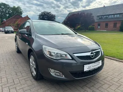Gebraucht Opel Astra Design Edition 140 PS (102 kW) 2012 Grau Kombi