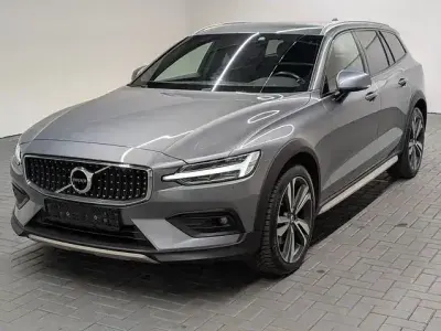 Gebraucht Volvo V60 CC Pro 197 PS (144 kW) 2021 Osmiumgraumet. Kombi