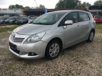 Gebraucht Toyota Verso Life 147 PS (108 kW) 2011 Silber Van / Kleinbus