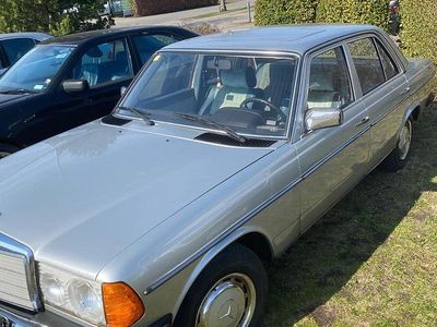 Gebraucht Mercedes 300 88 PS (64 kW) 1985 Silber Limousine