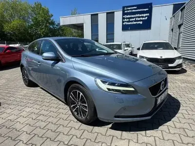 Gebraucht Volvo V40 Momentum 120 PS (88 kW) 2016 Blau Limousine