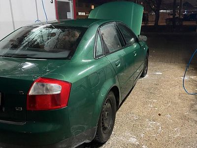 Grün Gebraucht 2001 Audi A4 Limousine | 1.280 € (Fairer Preis)