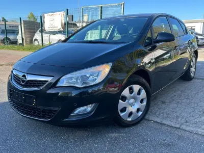 Używany Opel Astra Design Edition 101 KM (74 kW) 2011 Czarny Sedan/Limuzyna