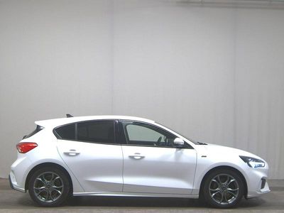Weiss Gebraucht 2020 Ford Focus ST-Line Limousine | 15.480 € (Guter Preis)