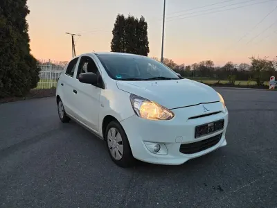 Gebraucht Mitsubishi Space Star Basis 71 PS (52 kW) 2015 Weiß Limousine