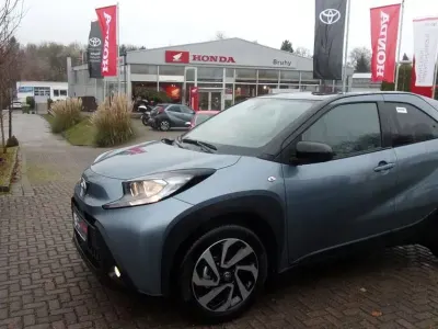 Neu Toyota Aygo X 72 PS (52 kW) 2025 Grau SUV