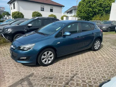 Używany Opel Astra Style 140 KM (102 kW) 2015 Niebieski Sedan/Limuzyna