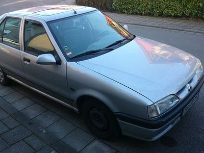 Grau Gebraucht 1995 Renault R9 Limousine | 900 €