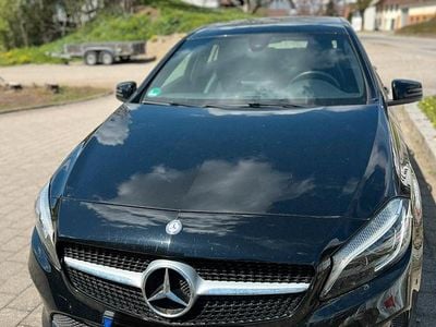 Gebraucht Mercedes A180 Urban 122 PS (89 kW) 2016 Schwarz Limousine