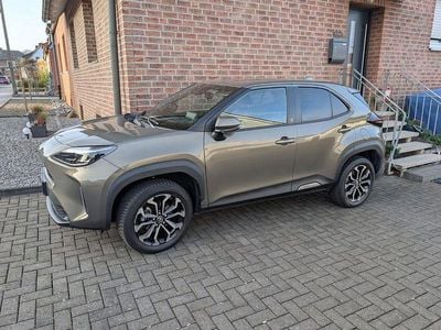 Braun Gebraucht 2023 Toyota Yaris Cross Team SUV | 22.900 € (Fairer Preis)