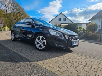 gebraucht Volvo S60 D3 2.0 Momentum Leder Navi Xenon Schwarz. Top gepflegt