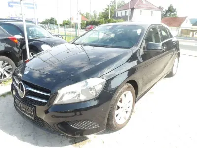 Gebraucht Mercedes A180 122 PS (89 kW) 2014 Kosmosschwarz  metalliclack Kleinwagen