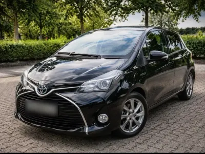 Gebraucht Toyota Yaris Hybrid 101 PS (74 kW) 2015 Schwarz Kleinwagen
