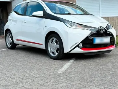 Gebraucht Toyota Aygo 69 PS (50 kW) 2014 Weiß Kleinwagen
