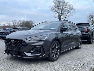 Grau Gebraucht 2024 Ford Focus ST-Line Limousine | 19.450 € (Fairer Preis)