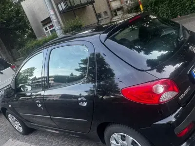 Używany Peugeot 206 60 KM (44 kW) 2011 Czarny Sedan/Limuzyna