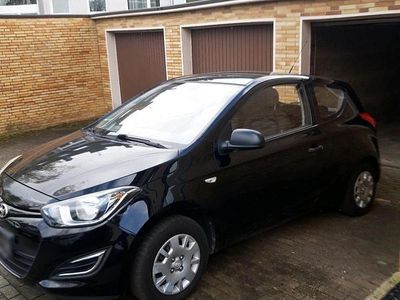 Gebraucht Hyundai i20 85 PS (62 kW) 2013 Schwarz Kleinwagen