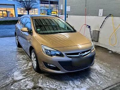 Gebraucht Opel Astra 110 PS (80 kW) 2014 Braun Van / Kleinbus