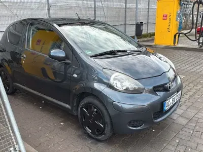 Używany Toyota Aygo 68 KM (50 kW) 2011 Szary Hatchback