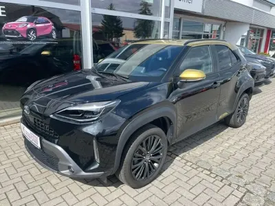 Gebraucht Toyota Yaris Cross 116 PS (85 kW) 2023 Mysticschwarz met / dach gold SUV