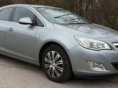 Gebraucht Opel Astra Innovation 125 PS (91 kW) 2011 Silbersee/perl silber (m2) Limousine