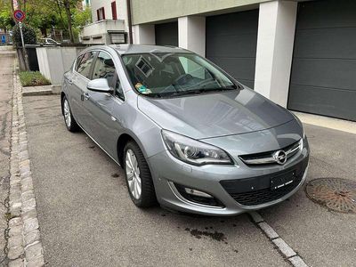 Używany Opel Astra Innovation 140 KM (102 kW) 2013 Srebrny Sedan/Limuzyna