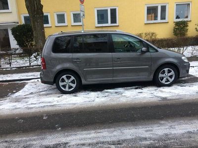 Grau Gebraucht 2010 VW Touran Highline Van / Kleinbus | 11.450 €