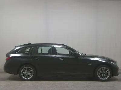 Gebraucht BMW 330e Sport Line 252 PS (185 kW) 2022 Black sapphire metallic Kombi