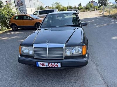 Metallic Gebraucht 1990 Mercedes E230 Limousine | 3.650 €