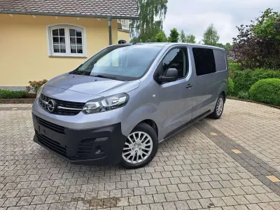 Gebraucht Opel Vivaro-e Combi Edition 144 PS (105 kW) 2022 Kontrast grau/quarz silber Van / Kleinbus