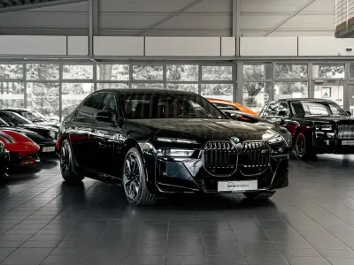 Gebraucht BMW M760e Performance 381 PS (280 kW) 2025 Schwarz Limousine