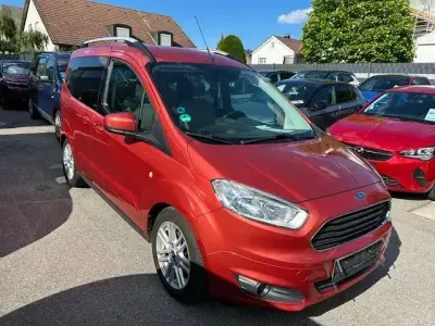 Gebraucht Ford Tourneo Courier Titanium 101 PS (74 kW) 2015 Rot Van / Kleinbus