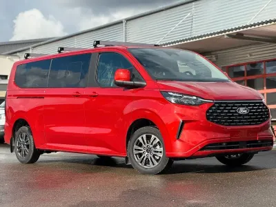 Nouă Ford Tourneo Titanium 170 CP (125 kW) 2026 Roșu Monovolum