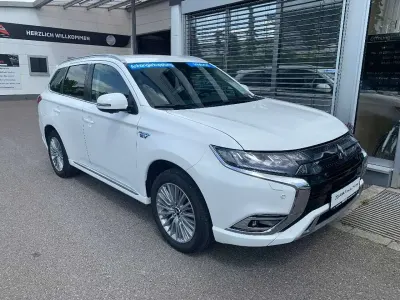 Gebraucht Mitsubishi Outlander P-HEV Plus 220 PS (161 kW) 2019 Andenweiß SUV