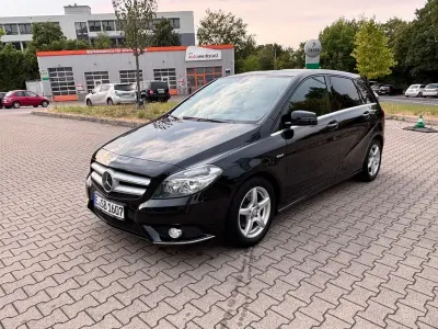 Gebraucht Mercedes B180 122 PS (89 kW) 2012 Schwarz Kleinwagen