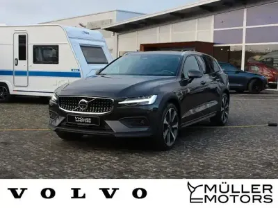 Używany Volvo V60 CC Ultimate 250 KM (183 kW) 2024 Szary Kombi