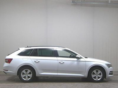Gebraucht Skoda Superb Ambition 150 PS (110 kW) 2022 Weiss Kombi